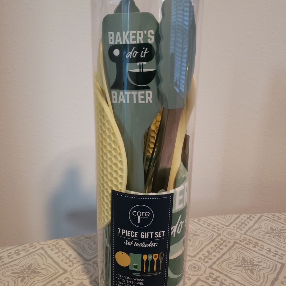(NWT) Core Kitchen 7 Piece Gift Set in Green